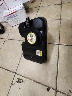 2003 2004 2005 2006 2007 2008 2009 2010 2011 LINCOLN TOWN CAR RADIATOR RESERVOIR - Image 1 of 2