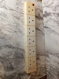 6-fach Überspannungsschutz Verlängerungssteckdose mit Netzstecker UK 2m Kabel - Bild 1 von 5