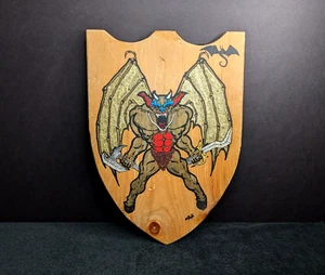 Escudo de madera medieval con correas y figura demoníaca dibujada a mano utilería de Halloween - Imagen 1 de 3