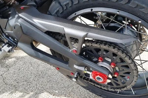 Protector superior de cadena de fibra de carbono CNC Racing Ducati DesertX 2022-2023 - Imagen 1 de 4
