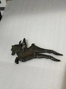 Antiguo caballo único de latón de 1940 con cortador de tuercas de betel grabado jinete  - Imagen 1 de 7