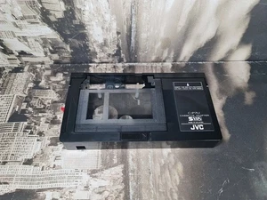 JVC C-P7U VHS-C ZU VHS KONVERTER - SPIELEN SIE ALTE CAMCORDER KASSETTEN ÜBER IHR VIDEO - Bild 1 von 2