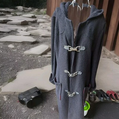 Abrigo negro vintage hebillas de metal, forro rojo en contraste, capucha, Gerry Shaw, talla 10 Foto 1 de 4