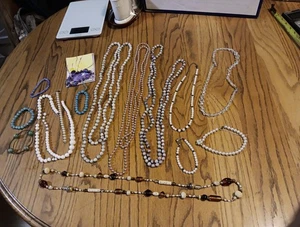 Perlenschmuck Konvolut. Gemischt. Halsketten und Armbänder. - Bild 1 von 22