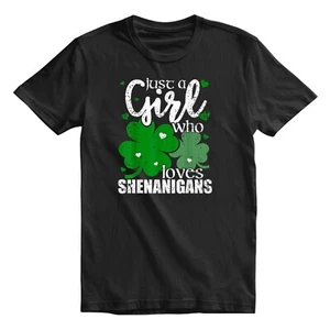 Camiseta Top A Girl Who Loves Shenanigans Día de San Patricio para Hombre y Mujer - Imagen 1 de 9