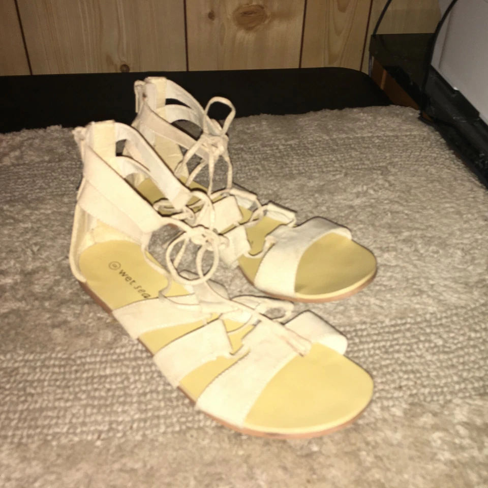 Sandalias gladiador beige Wet Seal para mujer talla 8  Foto 1 de 4