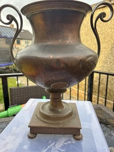 Copper vase on a plint - Picture 1 of 8