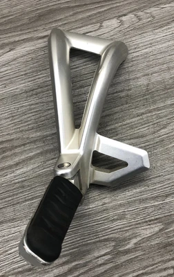 Triumph Tiger 1050 2007-2012 lado izquierdo trasero pillón estriba GENUINA P/N 825 Foto 1 de 4