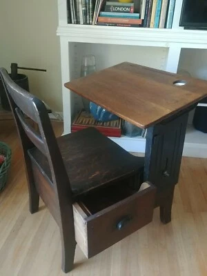 Escritorio/Silla Antigua para Niños Hogar Educación o Artes Foto 1 de 3