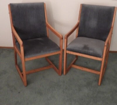 Par de sillas laterales de comedor vintage de roble danesas de mediados de siglo estilo moderno de los años 70 Foto 1 de 4