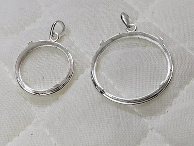 Colgante redondo realizado en plata de ley 925 con montura de puntas,... Foto 1 de 4