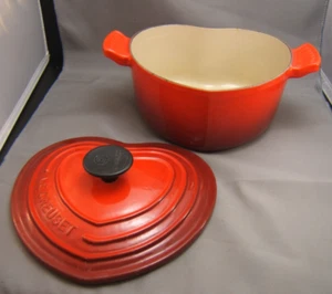 Olla esmaltada de hierro fundido Le Creuset Cocotte 2L 19" roja en forma de corazón - Imagen 1 de 6