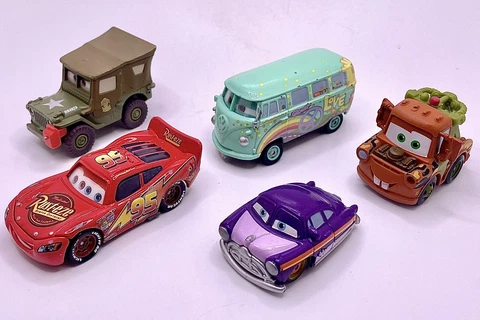 Disney Cars Diecast Plastic Lot of 5 Lightning McQueen Mater Fillmore Doc Sarge Cover