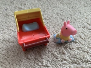 Statuina Peppa Pig Baby Alexander con passeggino 2" 2 pezzi - Foto 1 di 12