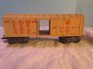 LIONEL PACIFIC FRUIT EXPRESS REFRIGATOR CAR PLASTIC STEAM LOCOMOTIVE TRAIN - Picture 1 of 5