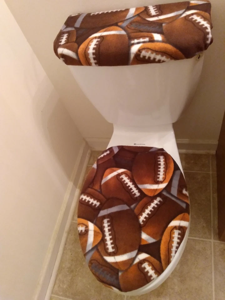 Juego de tapa de inodoro y cubierta sin mangas de vellón de fútbol americano Den para niños  Foto 1 de 1