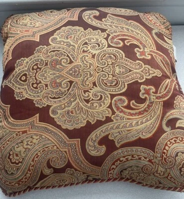 CROSCILL HOME.  Travesseiro decorativo borgonha e multicolorido damasco. 18x18. - Imagem 1 de 4