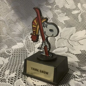 Trofeo Aviva Peanuts Snoopy De Colección - THINK SNOW Base Negra Envío Gratuito - Imagen 1 de 5