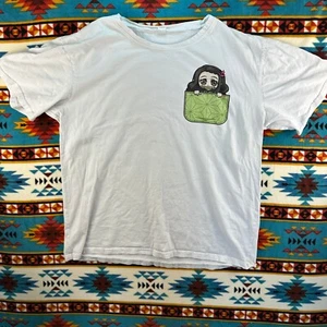 Camiseta Gráfica Anime Dividida Nezuko Cazador de Demonios Estampado de Bolsillo Manga Corta - Imagen 1 de 7