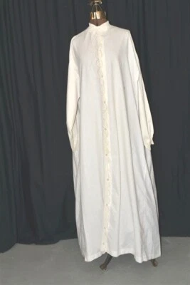 antique robe white cotton night/dressing drop shoulder button early 1800 - Image 1 of 4