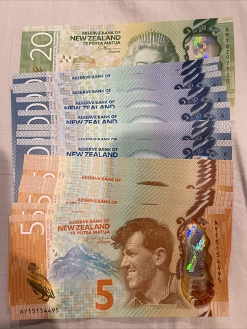 New Zealand 5,10,20 Dollar Unc Bundle All Consecutive 150 Dollars Cover