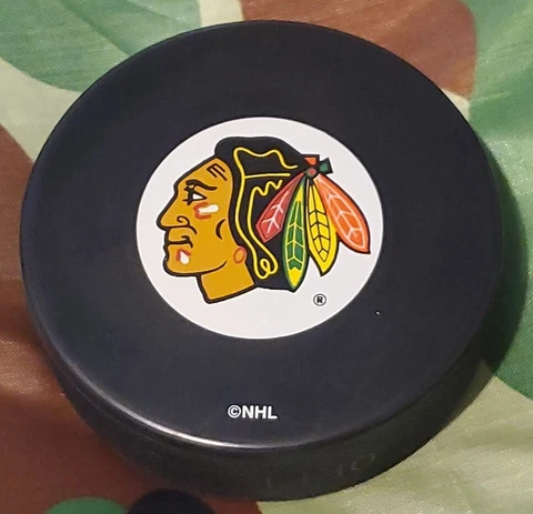 CHICAGO BLACKHAWKS NHL VINTAGE LICENSED PUCK INGLASCO MFG. MADE IN ๐ธ๐ฐ Cover