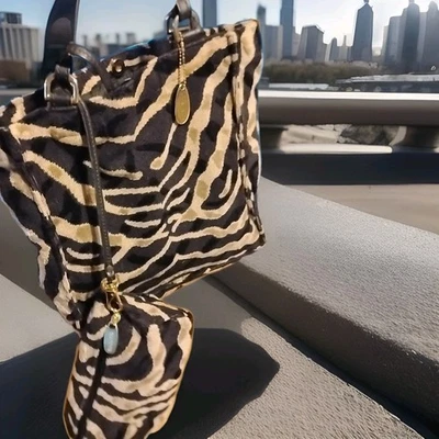 Bolso de mano con estampado de cebra Gevive con un conjunto de bolsa pequeña Foto 1 de 4