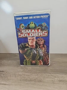 SMALL SOLDIERS (VHS 1998) Tommy Lee Jones, Kristen Dunst, Denis Leary, Jay Mohr - Picture 1 of 6