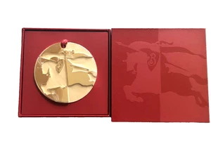 Burberry Metal Tono Dorado Redondo Marca Medallón Colgante Chuchería Nuevo en Caja - Imagen 1 de 7