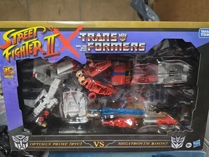 Street Fighter II x Transformers Optimus Prime RYU vs Megatron M BISON Collectib - Picture 1 of 1