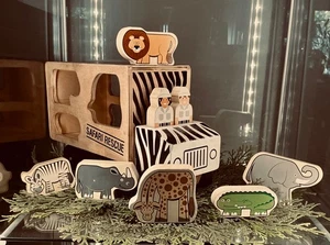 SAFARI RESCUE TRUCK WITH WOODEN WILD ANIMALS - Picture 1 of 11