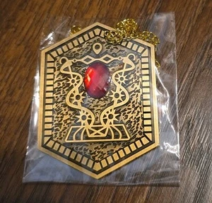 BAM BOX HORROR EXCLUSIVO JUEGO INFANTIL CHUCKY CORAZÓN DE DAMBALLA COLLAR UTILERÍA - Imagen 1 de 2