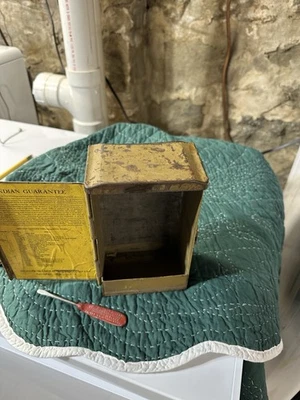 Antigua caja de herramientas de motocicleta india vintage. Foto 1 de 4