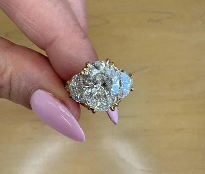 Anillo de boda de tres piedras de diamantes cultivados en laboratorio VS1 de corte ovalado de 4,80 quilates de oro amarillo de 14 quilates Foto 1 de 4