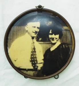Foto de 1920 en placa de hojalata con soporte y percha de 6 pulgadas de diámetro - Imagen 1 de 2