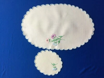 2 anciens napperons ovale et rond festonnés/brodés main - Photo 1/3