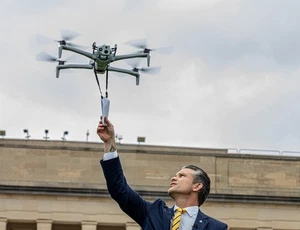 Pete Hegseth Drone Volando BRILLANTE PÓSTER FOTO IMPRESIÓN BANNER 14883 - Imagen 1 de 1