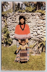 Seminolenfrau & Kind im Patchworkkleid im Musa Isle Village Miami FL Postkarte - Bild 1 von 2