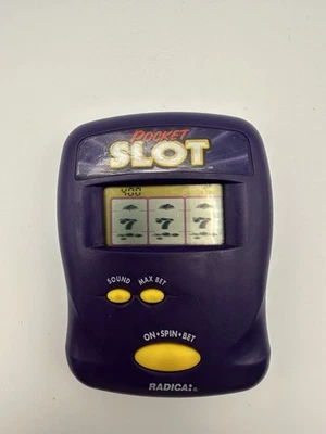 De Colección Radica 1997 Púrpura RANURA DE BOLSILLO Electrónica Portátil Juego Máquina Tragamonedas PROBADA Foto 1 de 4
