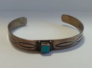 BRACCIALE VINTAGE PICCOLO POLSO NAVAJO INDIANO STERLING QUADRATO TURCHESE - Foto 1 di 6