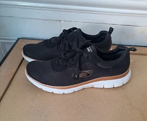 UK Size 6.5 Skechers Women's Sneakers Trainers EU 39.5 Black White Walk Holiday - Picture 1 of 11