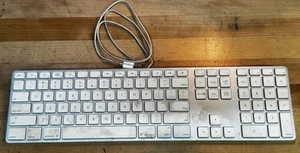 Apple Wired USB Keyboard w/ Numeric Keypad Model A1243 MB110LL/B Tested Works - Picture 1 of 14
