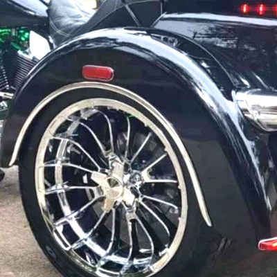 RUEDAS HARLEY 2025 TRI GLIDE INTERCAMBIO CROMADO CON TAPACUBOS DE IMITACIÓN DE 4 CUCHILLAS Foto 1 de 4