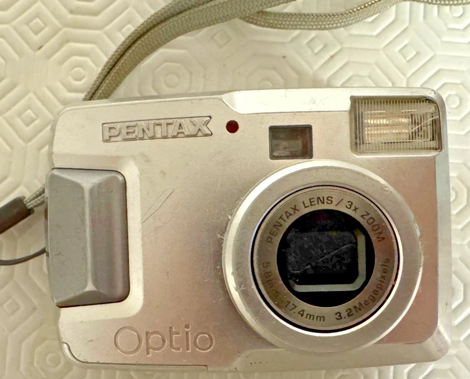 Pentax Optio 30 Digital Camera 3.2MP 3x Zoom Silver – Untested AS-IS - Image 1 of 4