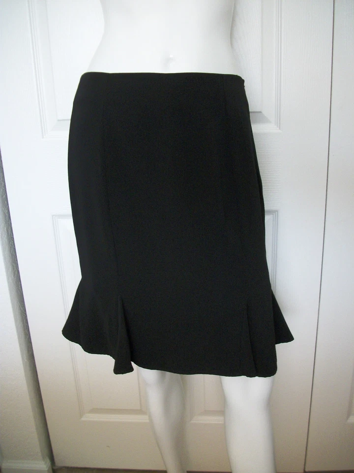 WMNS 6 SIMPLE BLACK SKIRT FRILLY BOTTOM ABOVE KNEE by COURTENAY Foto 1 de 1