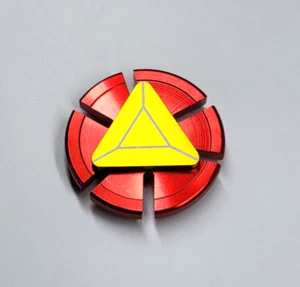 Red Metal Hand Spinner Ironman Shield Fidget Sensory Toy for Stress Relief - Bild 1 von 6