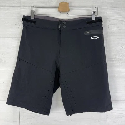 Pantalones Cortos Oakley MTB Trail Blackout Talla Pequeña Ajuste de Rendimiento Negro Bicicleta Precio de venta sugerido por el fabricante $100 Foto 1 de 4