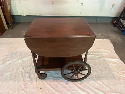 Carro de servir té o bar vintage colonial de mediados de siglo con hojas caídas Foto 1 de 4