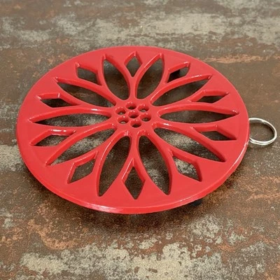 "Almohadilla caliente trivet con patas de hierro fundido de 7"" redonda roja esmaltada flor decoración de pared de campo" Foto 1 de 4
