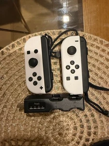 Nintendo Switch Joy-Con Controllers mit Ladestation - Bild 1 von 1